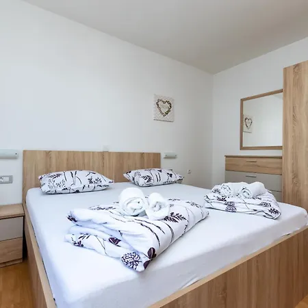 Miranda Apartment Lopar