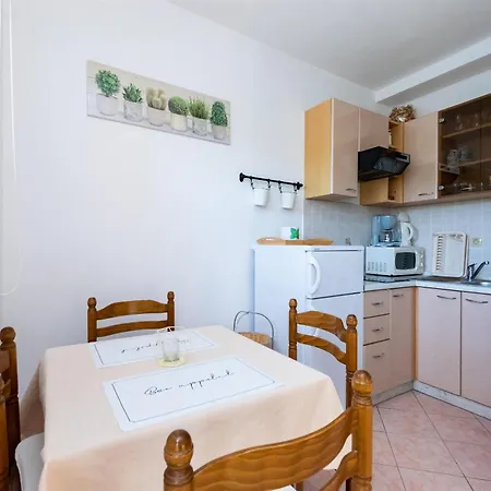 Miranda Apartment Lopar