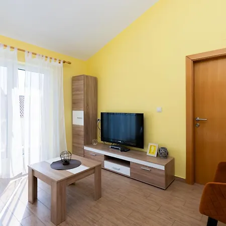 Miranda Apartment Lopar